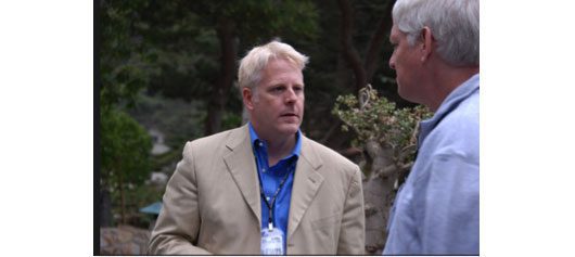 Льюис Шеферд (слева), в то время старший технический специалист в разведывательном управлении Министерства обороны, беседует с Питером Норвигом (справа), признанным экспертом в области искусственного интеллекта, руководившим всеми научными исследованиями в компании Google. Фото было сделано на «Горном Форуме» в 2007 году.