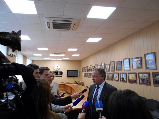 Пресс-подход журналистов. На фото – Павел Хилов