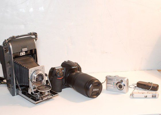 Камеры разных классов. Фото (с) Wikimedia/Tom Photos