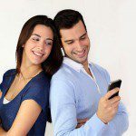 Молодежь в России предпочитает Google «Яндексу» — исследование Пара со смартфоном