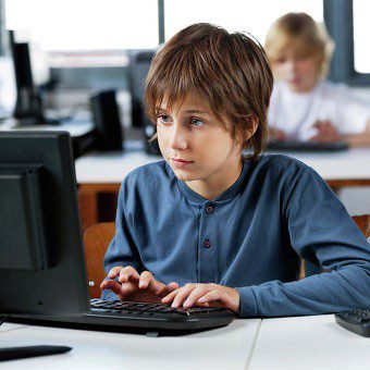 Школьник за компьютером