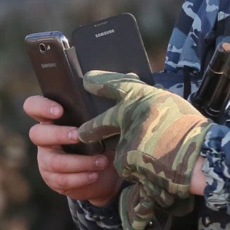 Сотрудник МВД со смартфоном