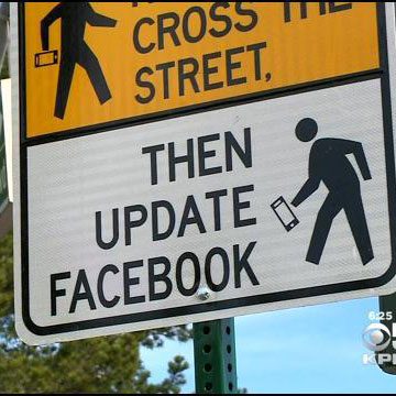 Дорожный знак с Facebook