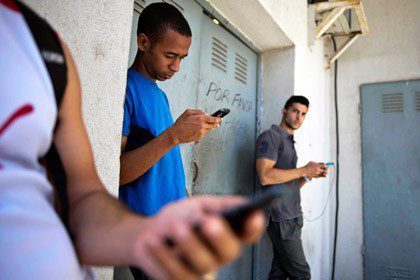 Кубинцы со смартфонами
