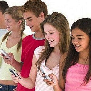 Подростки с телефонами