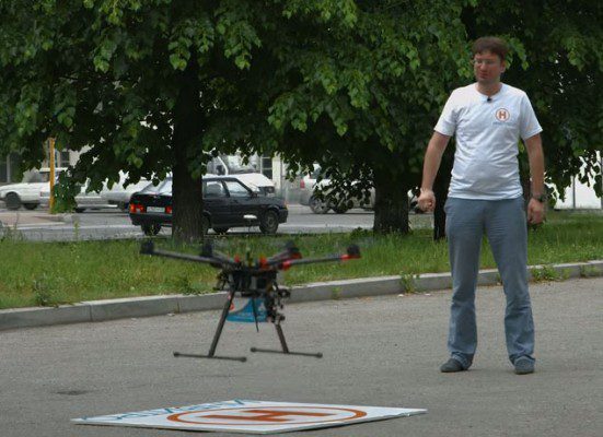 Сергей Амбросов, генеральный директор "Инвитро", рядом со взлетающим беспилотником. Фото (с) Инвитро