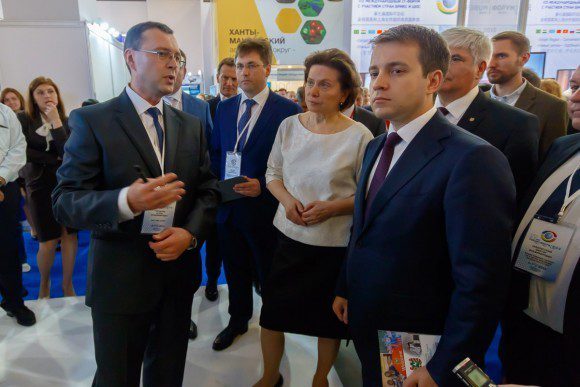 Эксперты "Ростелекома" демонстрируют министру связи и массовых коммуникаций РФ Николаю Никифорову, временно исполняющей обязанности губернатора Югры Наталье Комаровой и членам официальной делегации работу комплекса «Безопасный регион» в составе системы видеонаблюдения с функцией видеоаналитики и системы автоматической фотовидеофиксации нарушений правил дорожного движения. Фото (с) Ростелеком