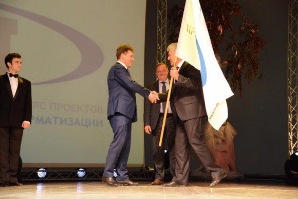 Передача флага конкурса. Фото (с) ugra-news.ru