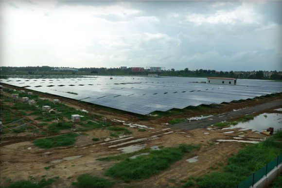 Солнечные панели для аэропорта. Фото (с) The Verge