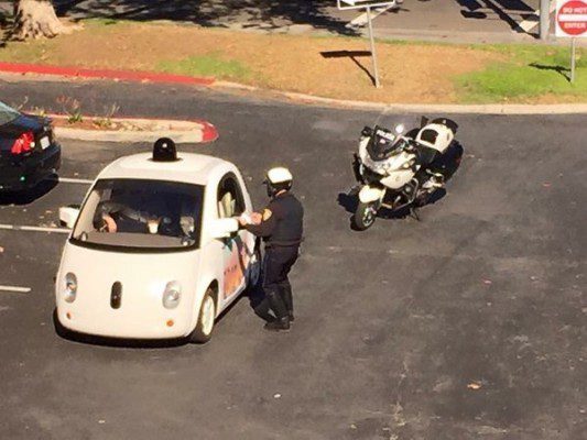 Полицейский остановил автомобиль Google