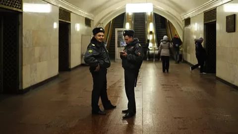 москва полиция полицейские метро смартфон