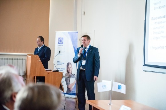 Заведующий кафедрой Smart city Дмитрий Гоков выступает перед студентами