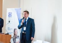 Заведующий кафедрой Smart city Дмитрий Гоков выступает перед студентами