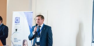 Заведующий кафедрой Smart city Дмитрий Гоков выступает перед студентами