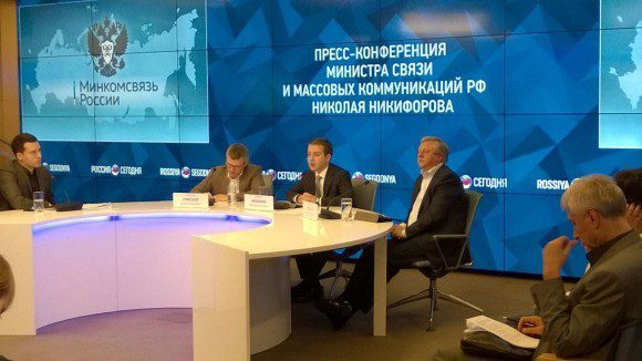 За столом (слева направо) руководитель ДИТ Москвы Артем Ермолаев, министр связи и массовых коммуникаций Николай Никифоров и президент ПАО «Ростелеком» Сергей Калугин. Фото (с) Андрей Анненков