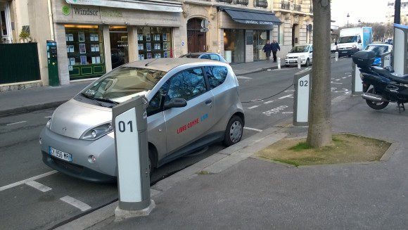"Заправки" для электромобилей на парижской улице. Фото (с) Анна Майорова