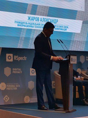 Александр Жаров