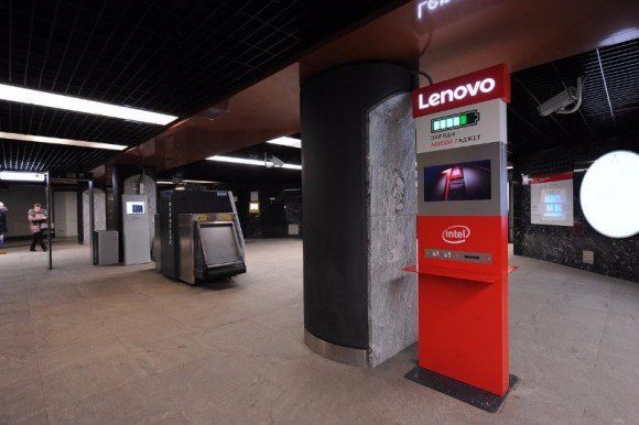 В вестибюлях 27 станций московского метро появились стойки для зарядки электронных устройств