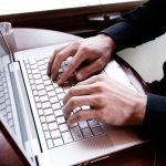 блогер руки компьютер ноутбук клавиатура