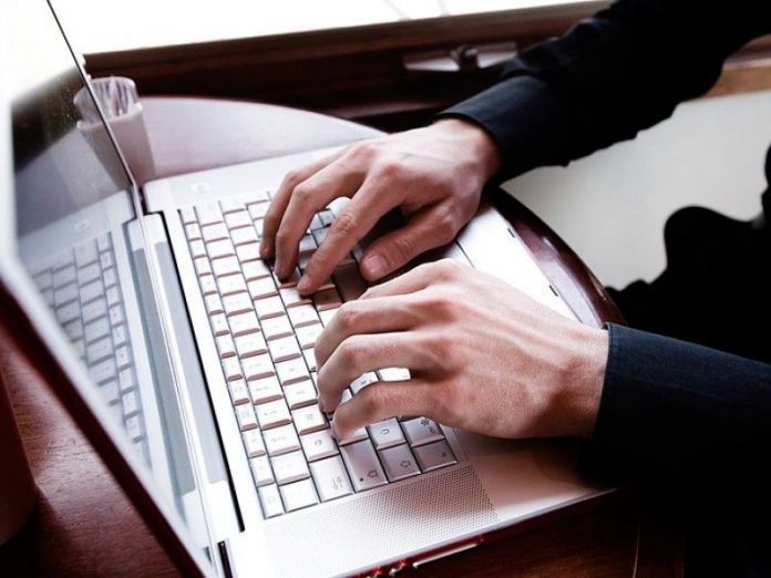 блогер руки компьютер ноутбук клавиатура