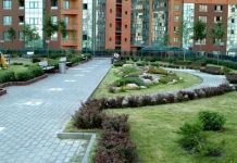 В ГИС ЖКХ появится реестр программ «Формирование комфортной городской среды» двор дом клумбы благоустройство