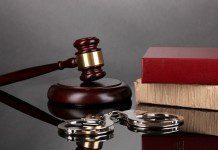 Первый иск против Facebook после скандала с Cambridge Analytica подан в США суд наручники осужденный