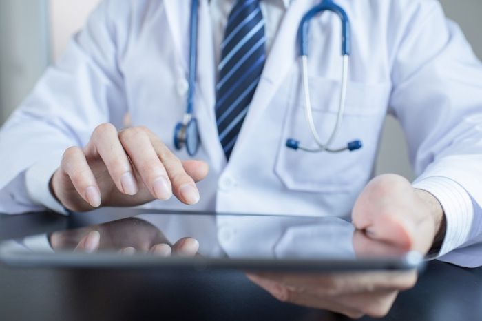 Минцифры сообщило о запуске онлайн-услуги вызова врача на дом в 52 регионах