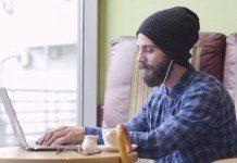 Утвержден профстандарт «Специалист по интернет-маркетингу» парень юноша молодой человек хипстер ноутбук