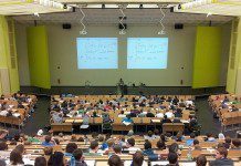 В США вузы и школы пытаются контролировать посещаемость студентов с помощью мобильного приложения лекция студенты вуз университет