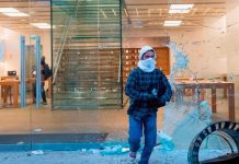 Apple предупредила мародёров, укравших телефоны в ограбленных магазинах