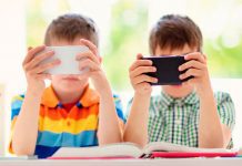 Роспотребнадзор хочет запретить использование школьниками смартфонов для обучения