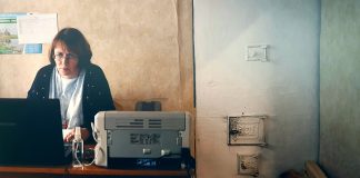 Глава администрации за работой. Деревня Патракеевка, Архангельская область.
