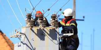 Работник электросетевой компании