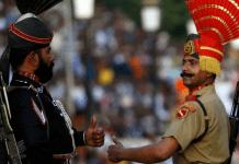 Церемония спуска флагов на границе Индии с Пакистаном