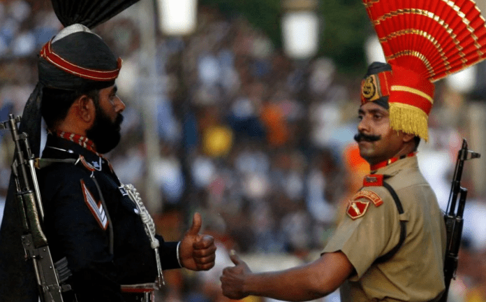 Церемония спуска флагов на границе Индии с Пакистаном