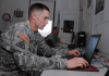 Военнослужащий США за компьютером