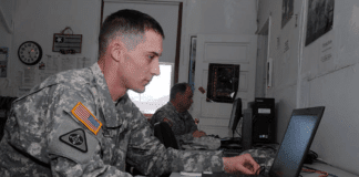 Военнослужащий США за компьютером