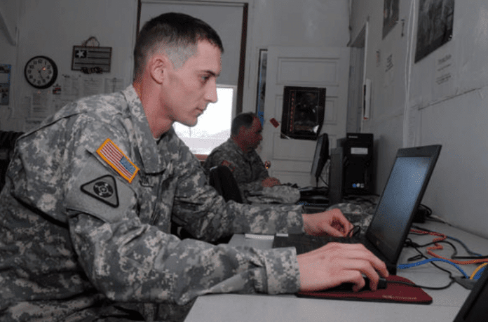 Военнослужащий США за компьютером