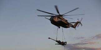 Вертолёт с гаубицей M777