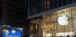 Логотип Apple на здании в Азии