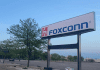 Табличка с надписью Foxconn