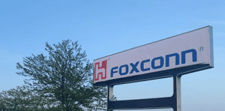 Табличка с надписью Foxconn