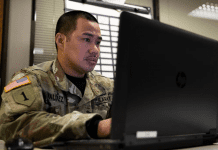Военнослужащий США за ноутбуком