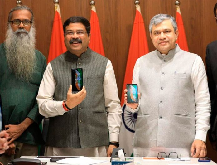 Индийские министры образования и информационных технологий со смартфонами на индийской ОС. Фото (с) psuconnect.in