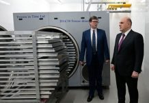 Премьер Михаил Мишустин и директор ИНИОН РАН Алексей Кузнецов осматривают сублимационную камеру.