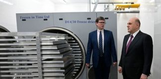 Премьер Михаил Мишустин и директор ИНИОН РАН Алексей Кузнецов осматривают сублимационную камеру.