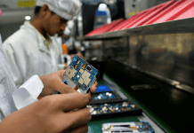 Индийские рабочие на полупроводниковом производстве