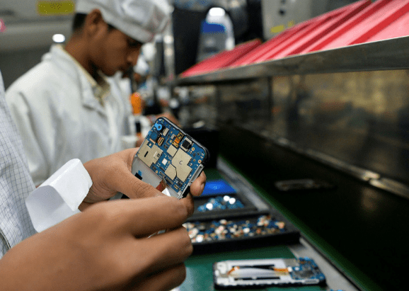 Индийские рабочие на полупроводниковом производстве