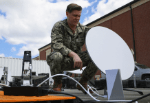 Американский военнослужащий с устройствами связи