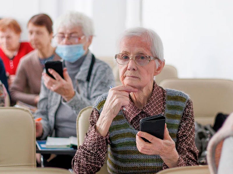 Эксперты рассказали, что пенсионеры чаще всего делают в интернете